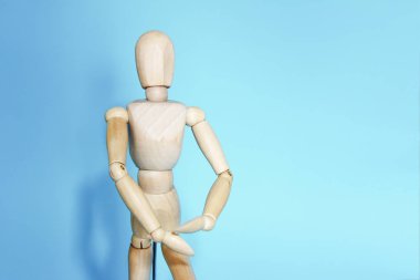 sarı ahşap maniken dans ve mavi arka plan üzerinde pozlar yapıyor