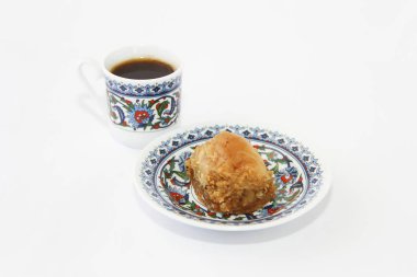 geleneksel doğu türk tatlılık baklava ve kahve fincan