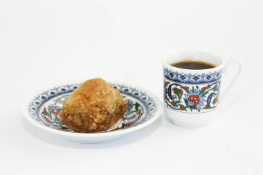 geleneksel doğu türk tatlılık baklava ve kahve fincan
