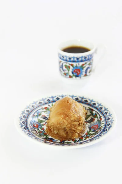 Dulce tradicional turco oriental baklava y taza de café — Foto de Stock