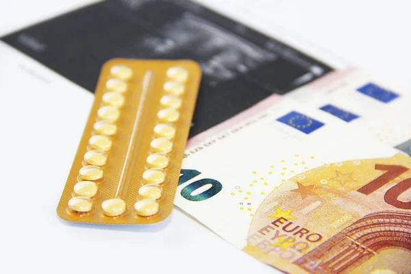 Ultrason ile levha arka planda hormonal haplar ve Euro para