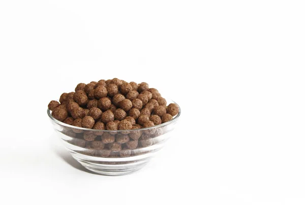 Bolas de maíz de chocolate para el desayuno en plato de vidrio — Foto de Stock