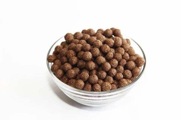 Bolas de maíz de chocolate para el desayuno en plato de vidrio — Foto de Stock