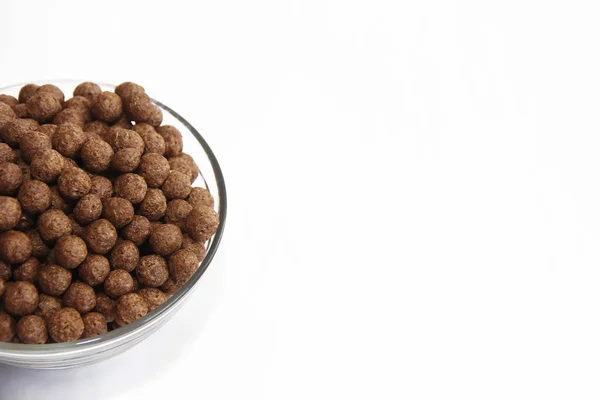 Bolas de maíz de chocolate para el desayuno en plato de vidrio — Foto de Stock