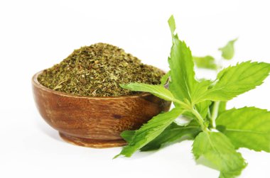 Ahşap plaka bu bitkinin kurutulmuş nane tozu ve doğal yeşil yaprakları