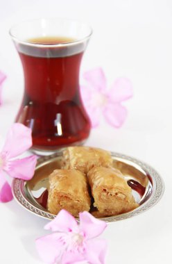 geleneksel Ulusal Türk tatlılık baklava dekoratif plaka ve bir bardak çay