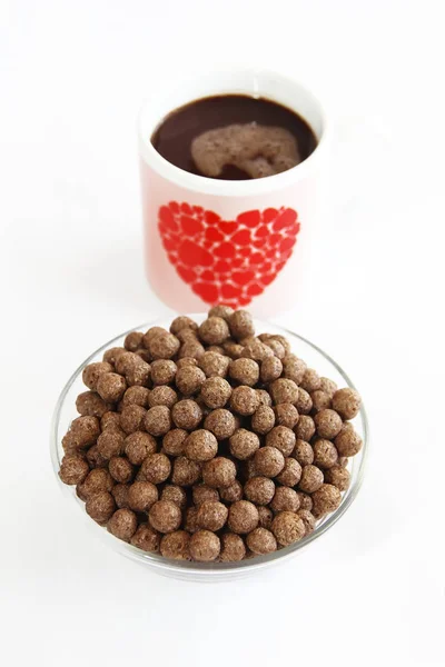 Kahvaltı için bir cam plaka ve kakao kupa çikolata Mısır topları