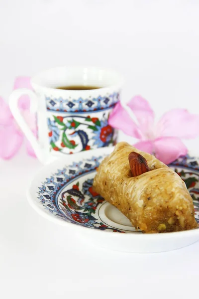 Baklava dulce tradicional turca oriental en un plato colorido y una taza de café — Foto de Stock