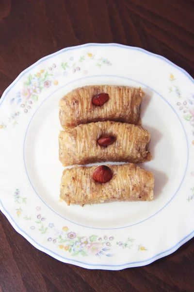 Traditionelle türkisch arabisch orientalische Süße Baklava auf weißem Teller — Stockfoto