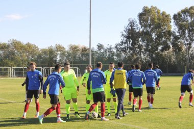 Antalya, Türkiye. 25 Aralık 2018. Açık bir stadyumda futbolcular için bir oturum eğitimi 
