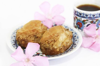 geleneksel oryantal türk arap tatlı baklava ve kahve fincan