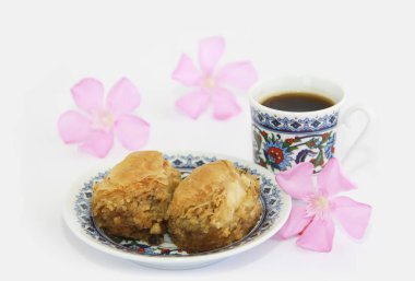 geleneksel oryantal türk arap tatlı baklava ve kahve fincan