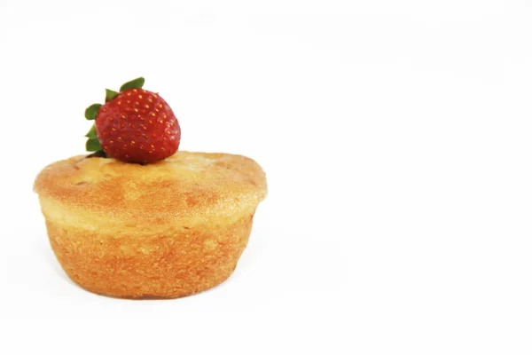 Φρέσκο σφουγγάρι τούρτα με διακόσμηση φράουλα σε λευκό φόντο — Φωτογραφία Αρχείου