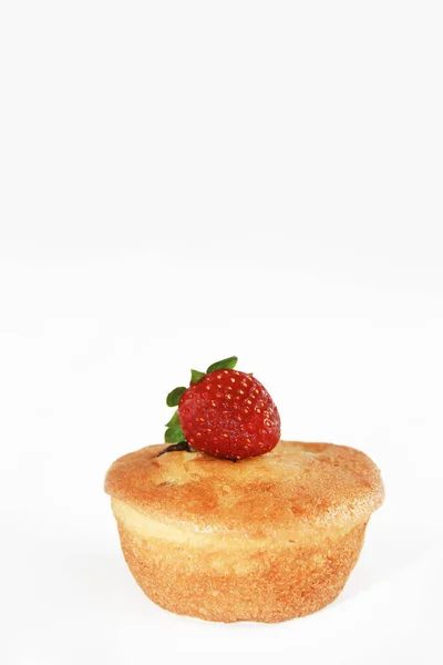 Свіжий губний торт з прикрасою полуниці на білому фоні — стокове фото