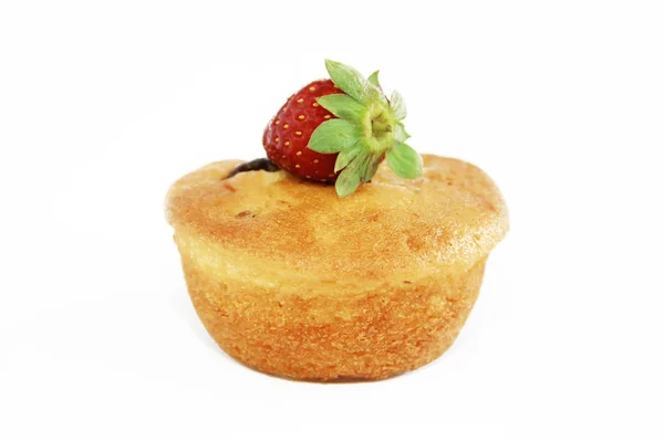 Čerstvě Houbový koláč s jahodovou výzdobou na bílém pozadí — Stock fotografie