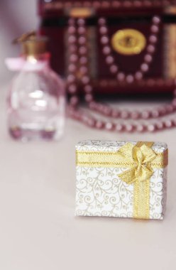 desenleri ve dekoratif bir arka plan üzerinde sarı bir yay ile hediye kutusu