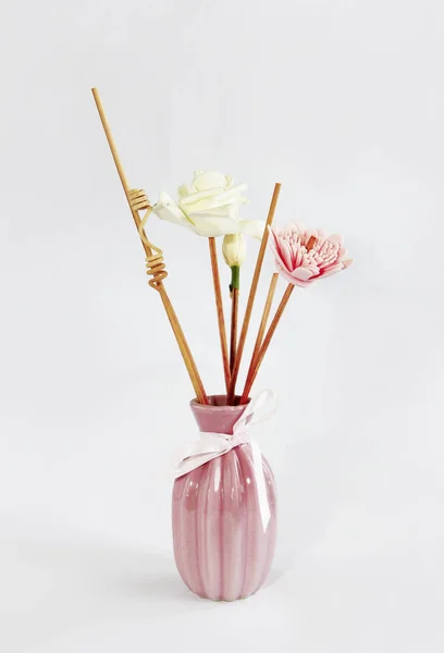 Wooden sticks for aromatherapy in a ceramic pink vase — Stock Photo, Image
