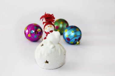 noel oyuncak mum çubuğu beyaz kardan adam şenlikli yeni yıl topları arka planda