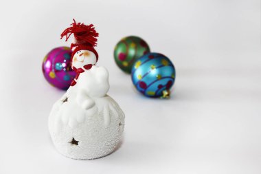 noel oyuncak mum çubuğu beyaz kardan adam şenlikli yeni yıl topları arka planda