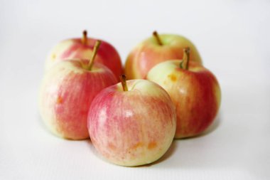 beyaz bir arka plan üzerinde doğal sarı kırmızı sonbahar elma