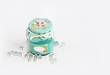 mavi mum ile bir mum dekoratif cam kavanoz