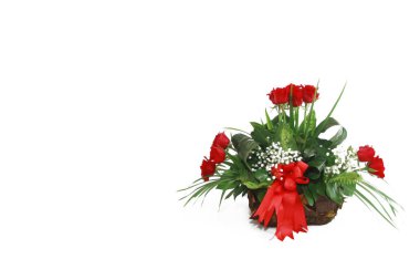 yeşil yaprakları ile kırmızı doğal gül dekoratif buket