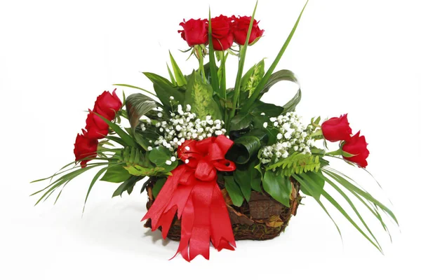 Bouquet décoratif de roses rouges naturelles aux feuilles vertes — Photo