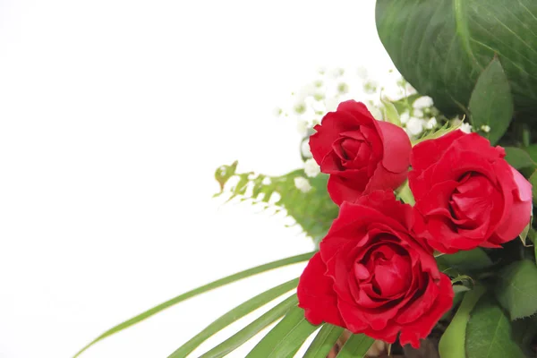 緑の葉と赤い自然のバラの装飾的な花束 — ストック写真