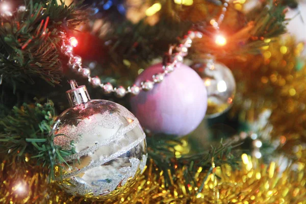 Weihnachten dekorative Spielzeugkugeln auf einem grünen Baum für das neue Jahr Urlaub — Stockfoto