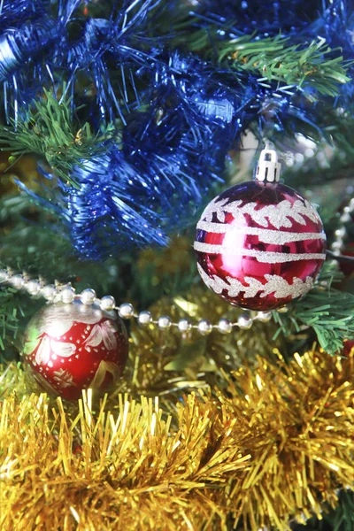 Weihnachten dekorative Spielzeugkugeln auf einem grünen Baum für das neue Jahr Urlaub — Stockfoto