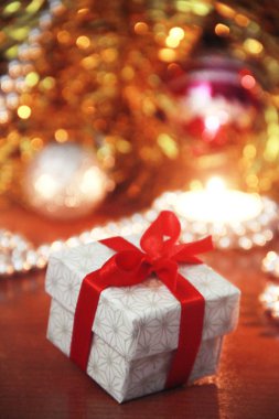 kırmızı yay ve yeni yıl dekor ile mumlar ile noel hediye kutusu