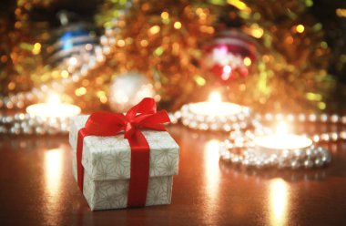 kırmızı yay ve yeni yıl dekor ile mumlar ile noel hediye kutusu