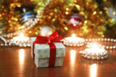 kırmızı yay ve yeni yıl dekor ile mumlar ile noel hediye kutusu