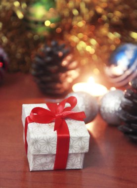 kırmızı yay ve yeni yıl dekor ile mumlar ile noel hediye kutusu