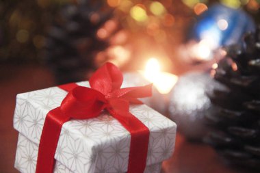 kırmızı yay ve yeni yıl dekor ile mumlar ile noel hediye kutusu