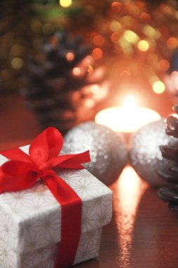 kırmızı yay ve yeni yıl dekor ile mumlar ile noel hediye kutusu