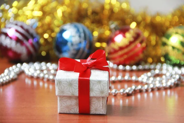 Подарункова Коробка Червоним Бантом Різдвяному Декорі Новорічне Свято — стокове фото