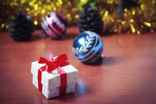 Подарункова коробка з червоним бантом на різдвяному декорі е новорічне свято — стокове фото