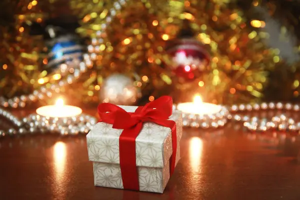 kırmızı yay ve yeni yıl dekor ile mumlar ile noel hediye kutusu