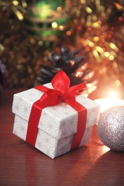 kırmızı yay ve yeni yıl dekor ile mumlar ile noel hediye kutusu