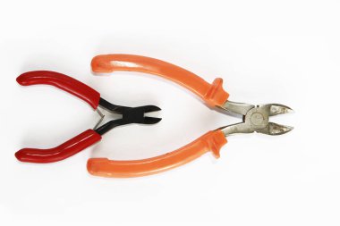 kırmızı ve turuncu saplı iki metal eski paslı pliers