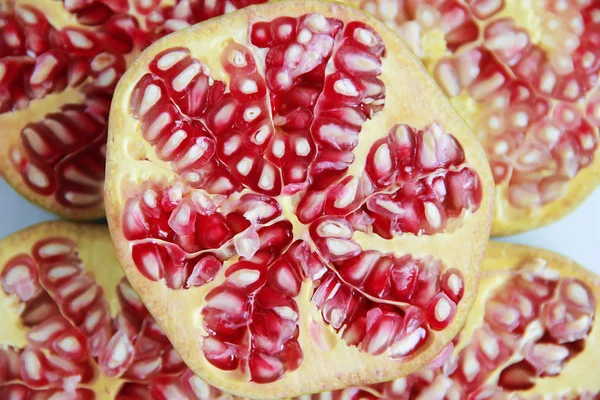 tahıllar ile doğal pembe nar yuvarlak dilimleri