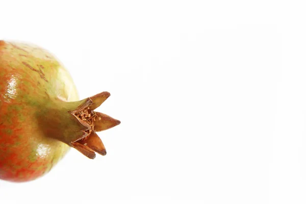Frutos de una granada verde anaranjada natural inmadura sobre un fondo blanco —  Fotos de Stock