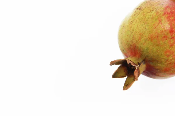 Gyümölcsök természetes éretlen zöld narancs gránátalma fehér alapon — Stock Fotó
