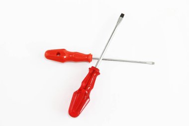 kırmızı a kolları ile iki eski paslı metal tornavida