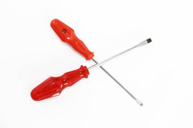 kırmızı a kolları ile iki eski paslı metal tornavida