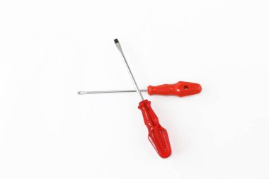 kırmızı a kolları ile iki eski paslı metal tornavida