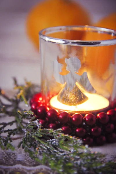 Velas ardientes de Navidad, decoraciones de árboles y conos con decoración de Año Nuevo —  Fotos de Stock