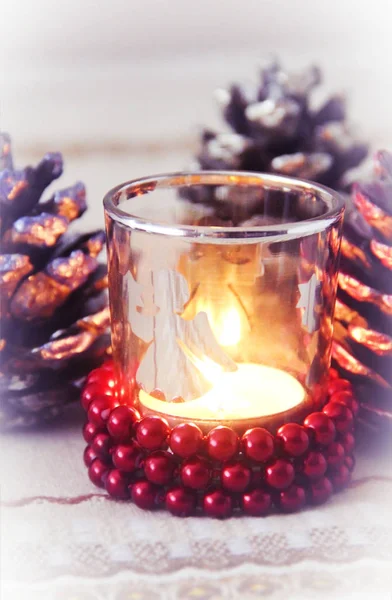 Weihnachtskerzen, Baumschmuck und Tannenzapfen mit Silvesterdekor — Stockfoto