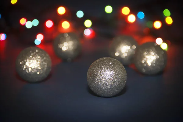 Juguetes Navidad Bolas Plata Árbol Fondo Luces Multicolores — Foto de Stock